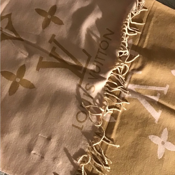 100 % cashmere LV scarf - Picture 2 of 4